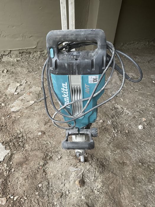 Młot wyburzeniowy Makita