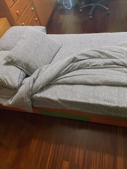 Cama com báu de arrumacão e gavetas