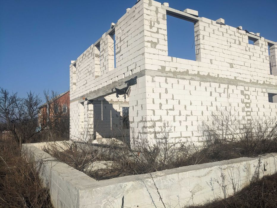 Двоповерховий капітальний будинок