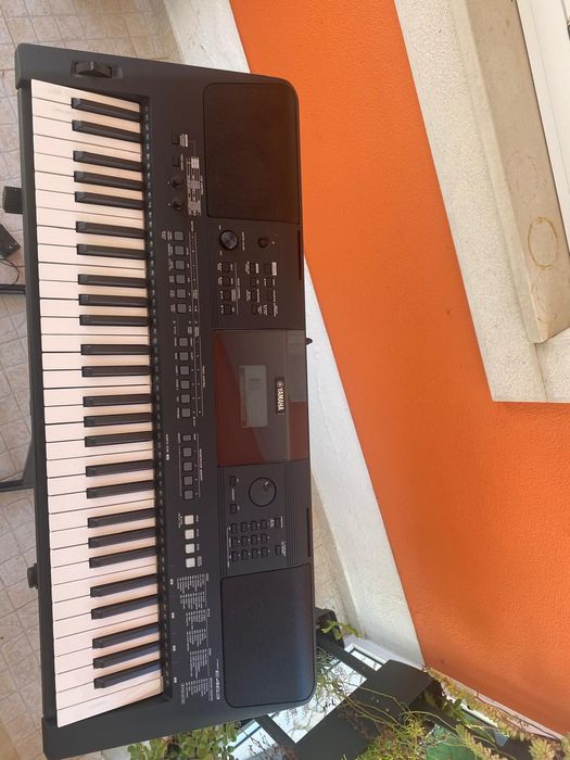 Teclado digital YAMAHA E463 com cavalete