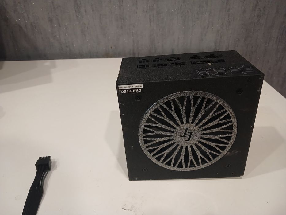 СРОЧНО продаю блок питания Chieftec BDK-750FC 750 W