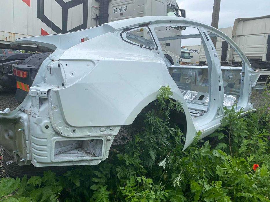 Четверть Tesla Model 3