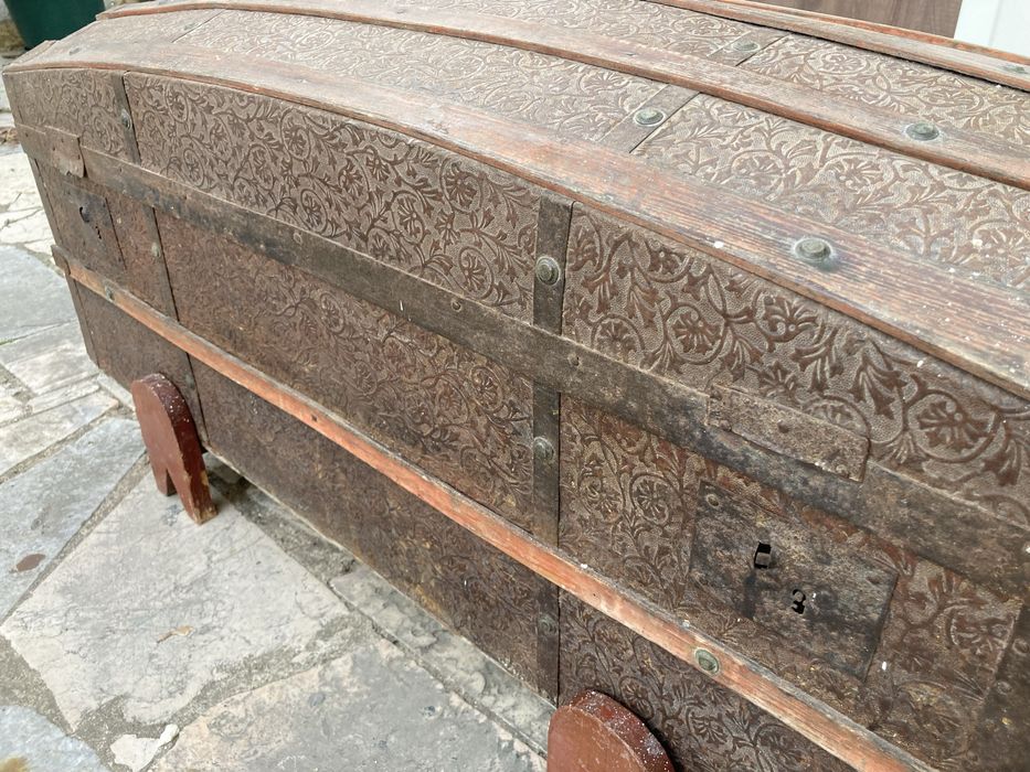 Arca centenária com motivos decorativos em baixo relevo