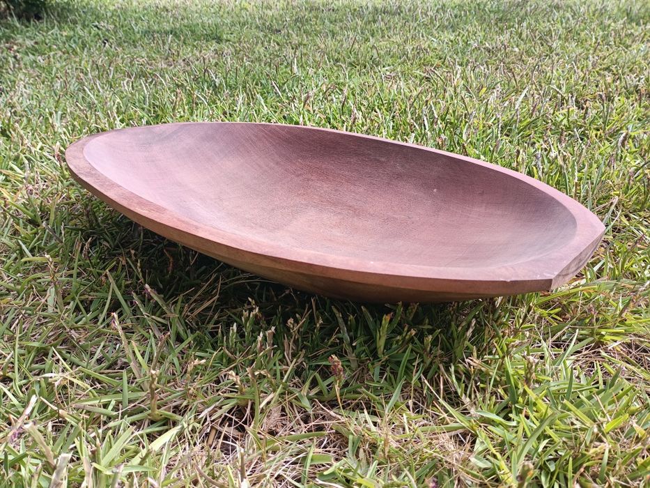 Travessa/fruteira oval cavada em madeira maciça de mogno, medidas: 46/29cm
Trabalho artesanal.