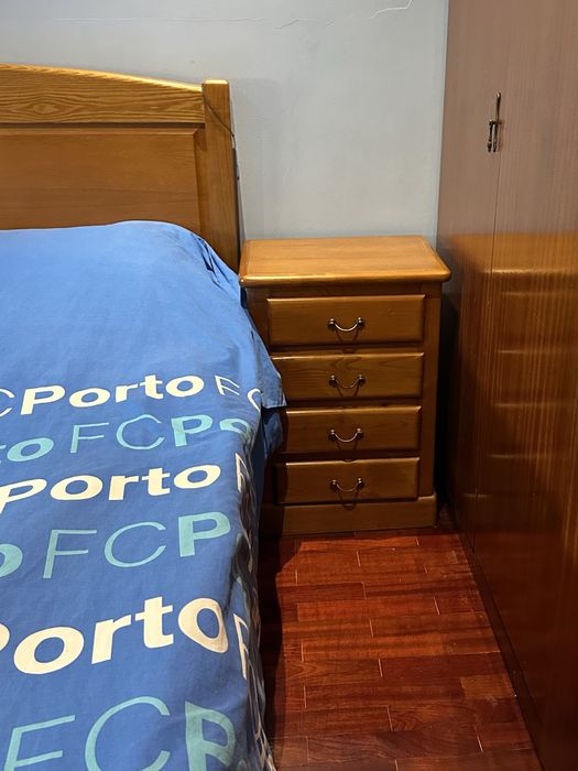 Cama, comoda com espelho, mesas de cabeceira e móvel em madeira maciça