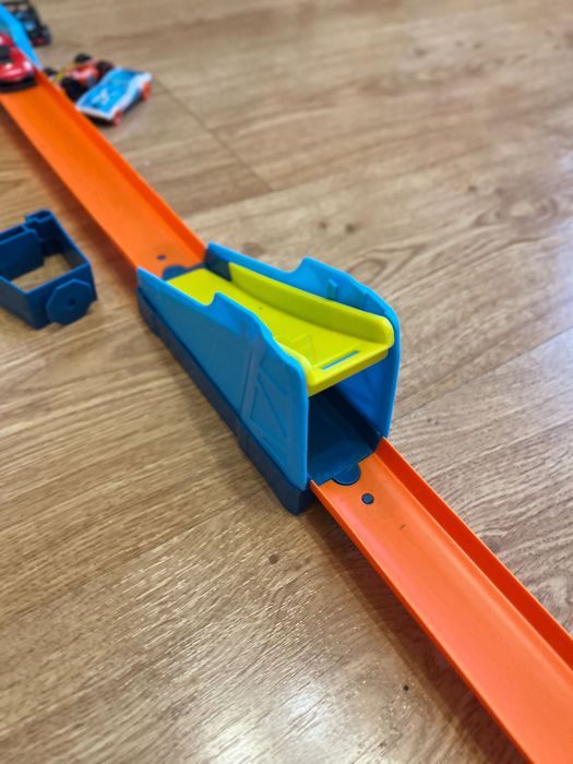 Трек Hot Wheels з машинками