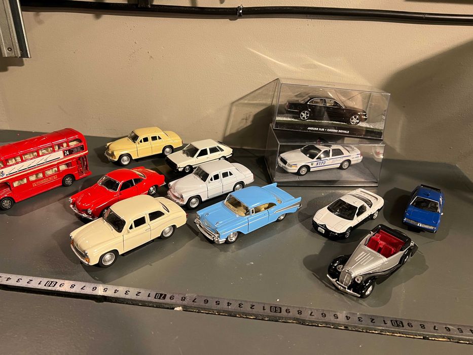 Zestaw 12 modeli 1:43 + bus 1:64 – Policja, Bond, PRL, okazja