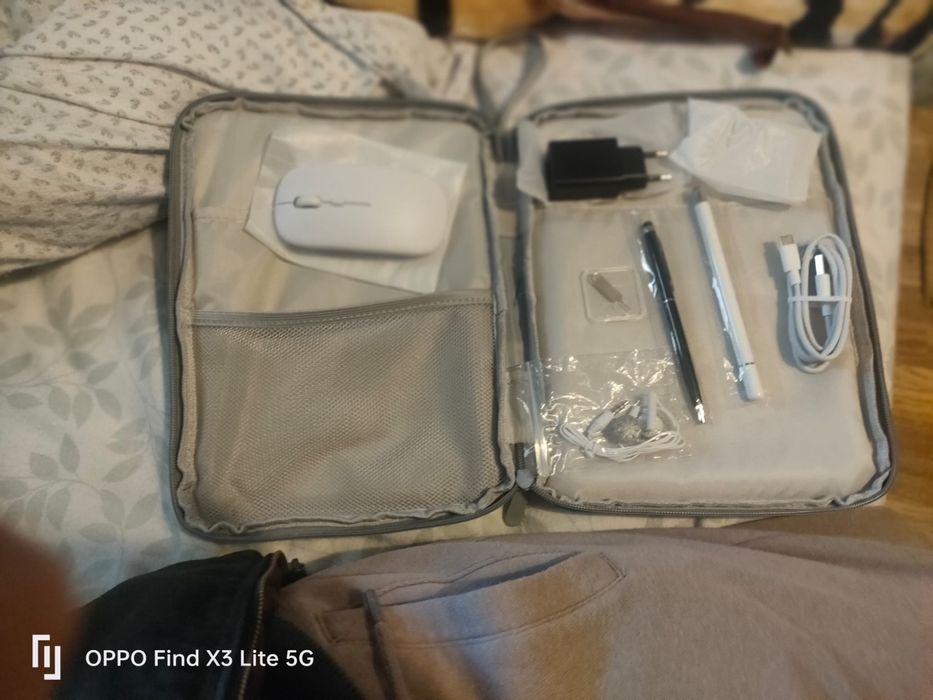 Tablet preto com 3 cameras