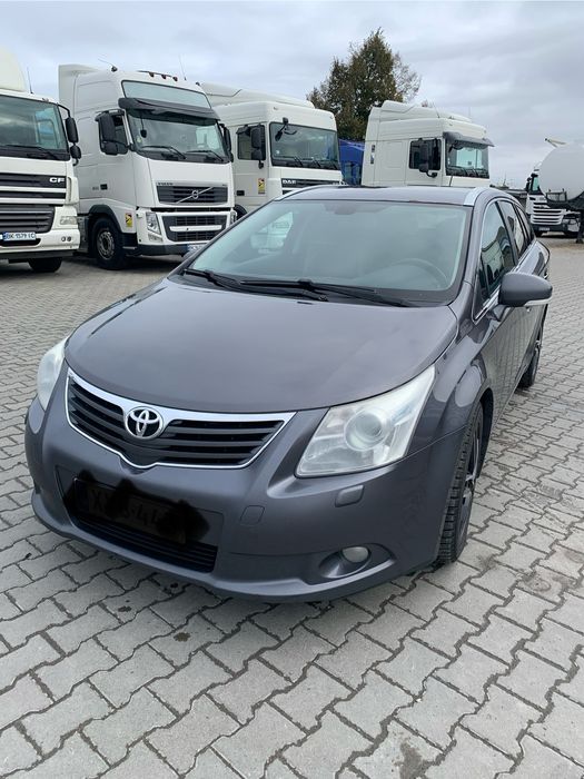 Toyota Avensis 2011 рік