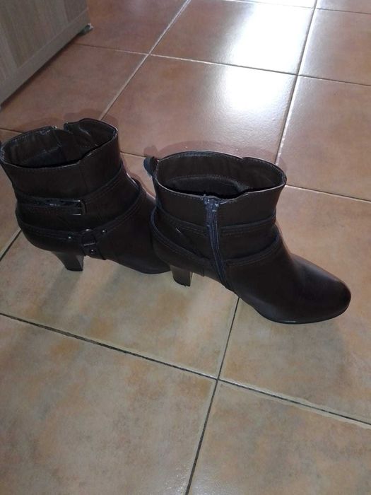 Botas Castanhas de Cano Curto