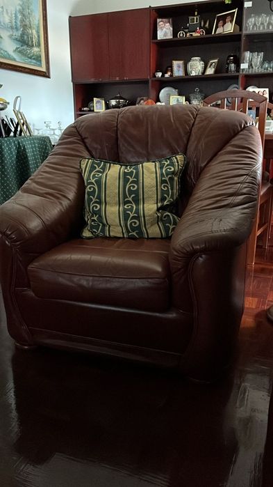 Sofá, poltrona e puffs em pele sintética (Muito Bom Estado)