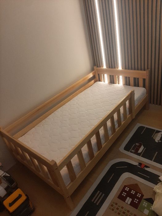 Łożeczko dziecięce 80x160 z barierką,  szufladą i materacem + komplet poscieli (kołdra i poduszka)stan jak nowy