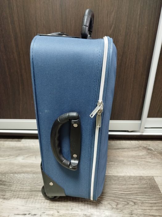 Продам новый чемодан