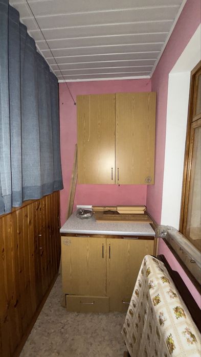 Меблі шкаи, софа, телевізор