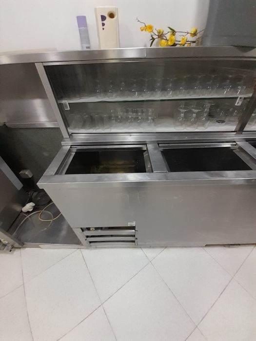 Balcão com arca  de refrigeração para bebidas
