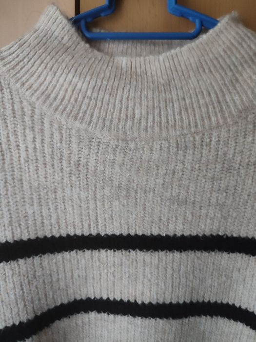 Damski sweter w paski.