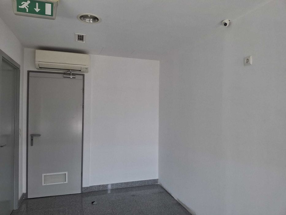 Gabinete com água e luz incluído no centro de Penafiel