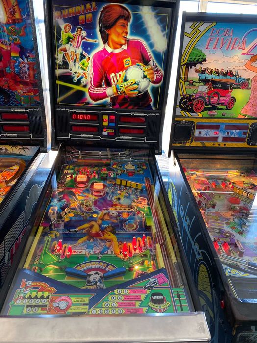 Máquina de Flippers Mundial 90 – Retro Gaming com Estilo
