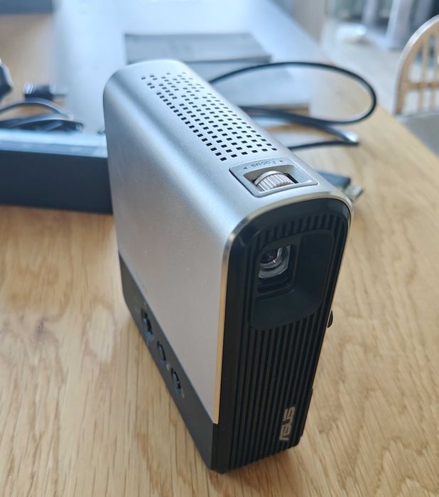 ASUS ZenBeam E2 - Pico Projektor Mini LED Przenośny WVGA - 854 x 480