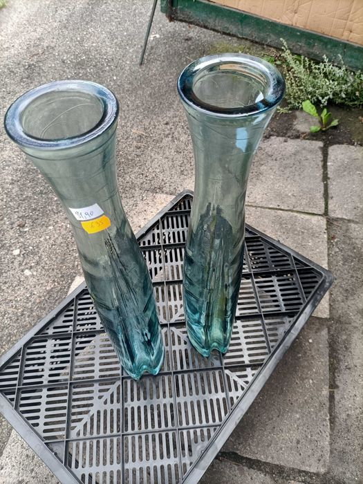 Wysokie, stare  butle z grubego szkła