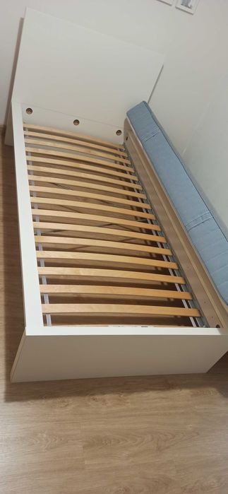 Cama e estrado brancos IKEA