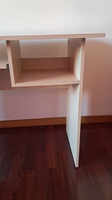 Secretária com prateleira e arrumação