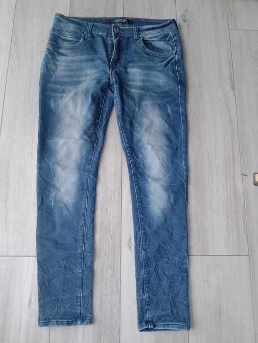 Sprzedam tanio jeansy młodzieżowe  roz z metki 33
