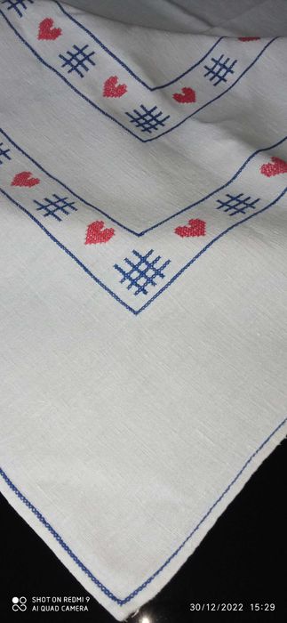 Toalha de linho branco, bordada a ponto cruz.