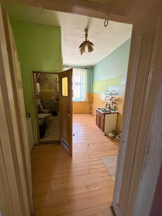 109,01 m2, 3 pokoje w kamienicy, blisko PKP – 2 duże piwnice, strych + komórka