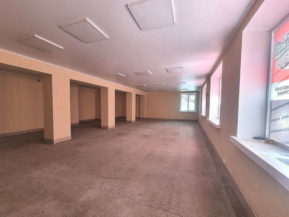 Комерція на фасаді продаж 830 м2
