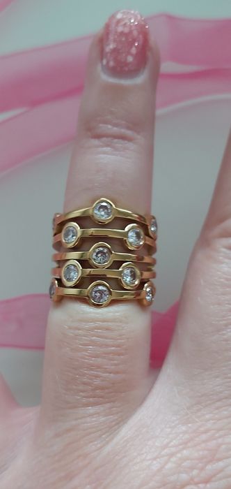 Anel dourado, em aço, com zirconias. T17