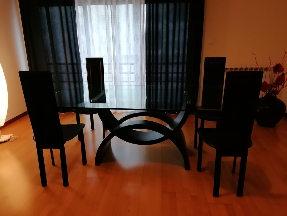 Mesa e cadeiras de sala