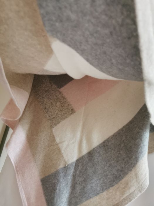 Pastelowe ponczo Black Story – wełna & kaszmir – One Size (do L)