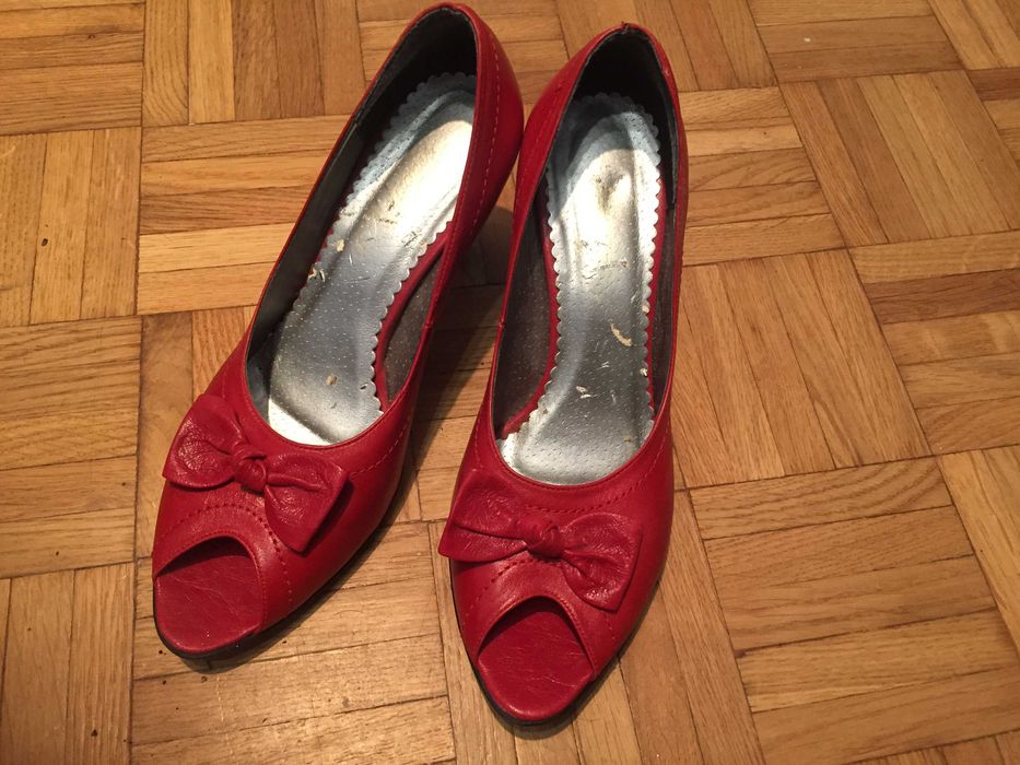 czerwone czółenka, szpilki skórzane 37