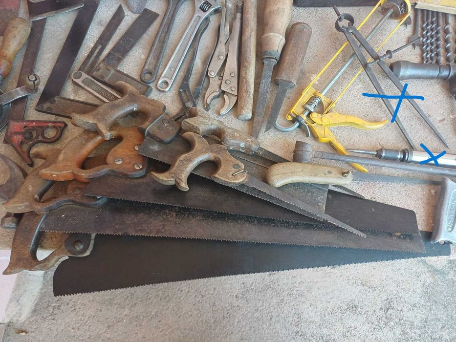 Conjunto de ferramentas, antigas e sobretudo de carpinteiro