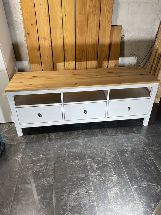 IKEA HEMNES szafka pod TV, 148 × 47 × 57 cm, w wariancie biała bejca / jasnobrązowy.