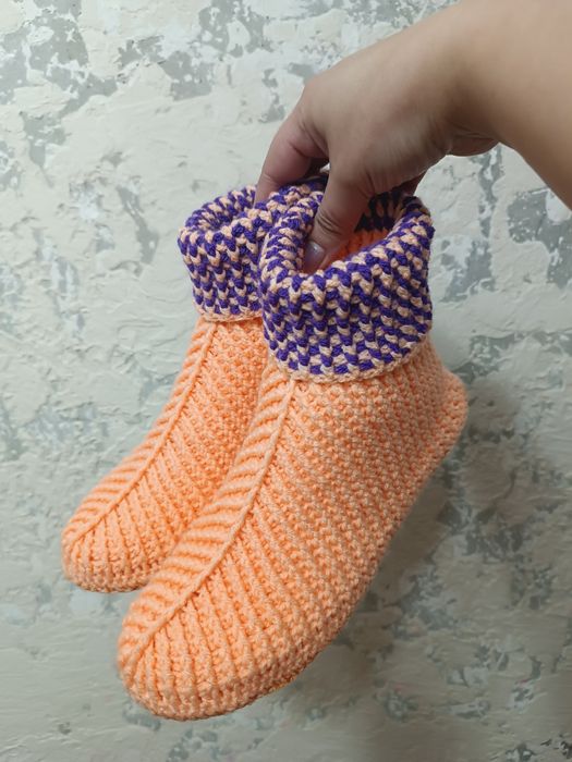 Вязаные тапочки, вязаные носки, в'язані капці, в'язані шкарпетки.