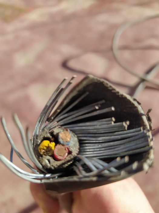 Шланг для високого давления і мідний провід.