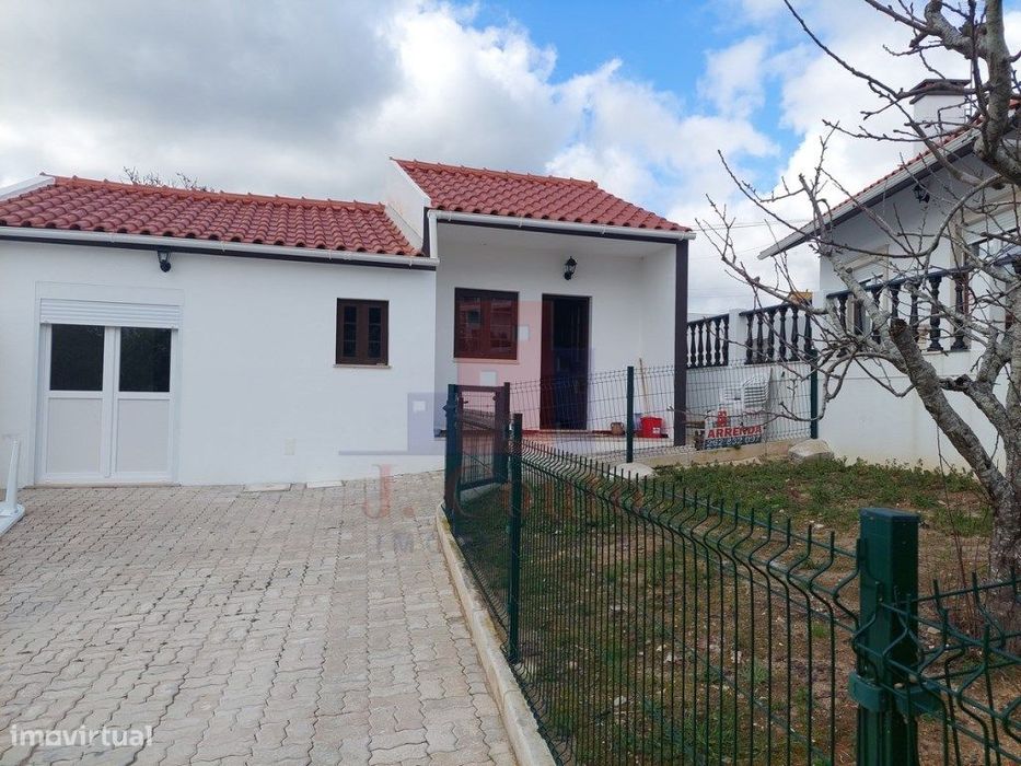 Moradia V2 para arrendamento em Alvorninha