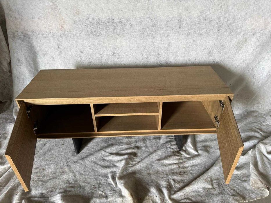 Móvel de tv em madeira  clara com detalhes elegantes na porta