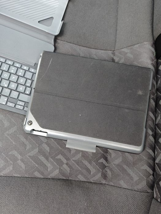Чохол-клавіатура Logitech Slim Folio для iPad(5th, 6th, 7th and 8th)