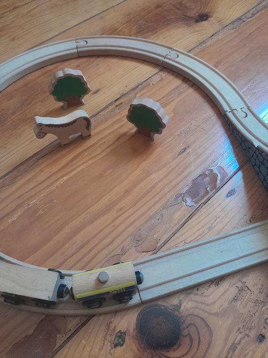 Pista de combóios de madeira com acessórios