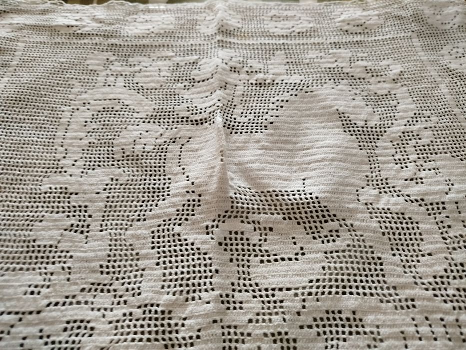 Lace cloth crafted with fine white thread426532059785482242