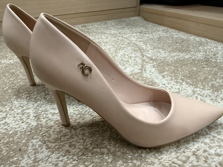 Sapato beje usado uma vez