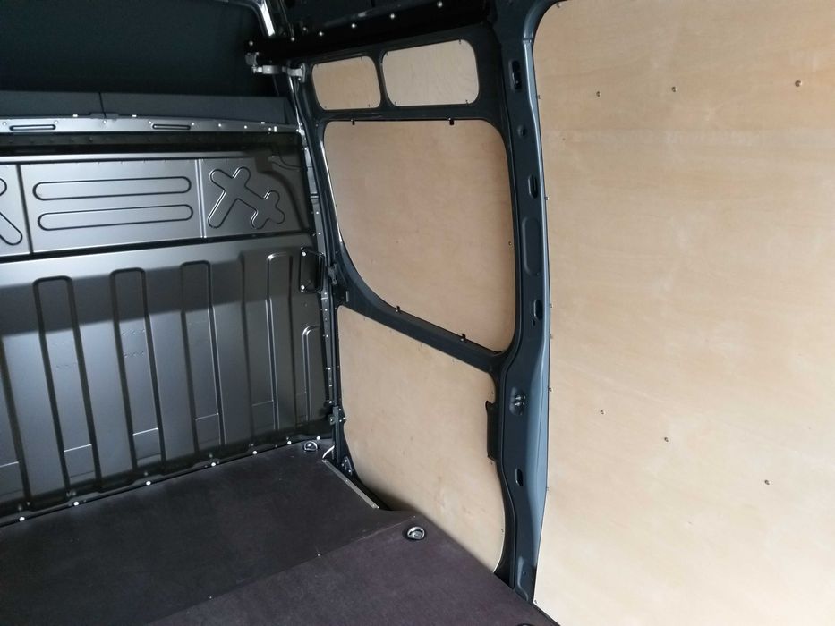 Zabudowa busa Iveco Daily, tworzywo sztuczne, sklejka, podłoga, boki