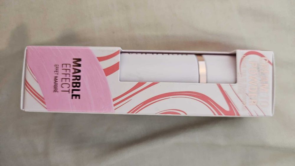 Revolution róż w sztyfcie Silk Blush Marble Effect Pinched Light Pink