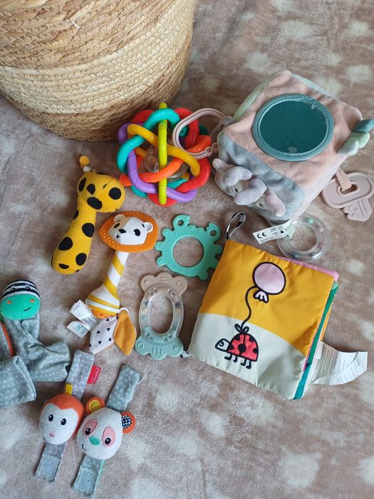 Zestaw zabawki dla niemowlaka kolorowe grzechotki książeczka sensorycz