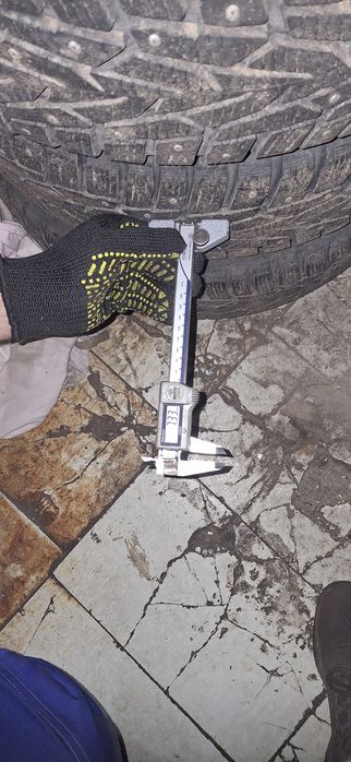 Продам шины зимние нокиан 215 65 r16