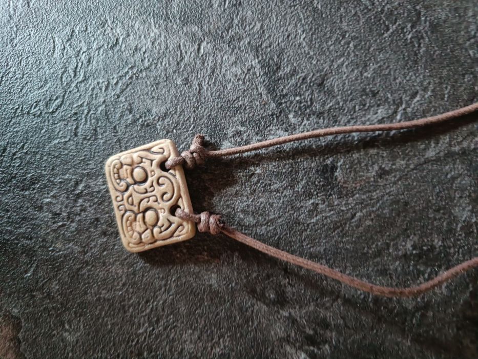 Wisiorek kamienny na rzemieniu