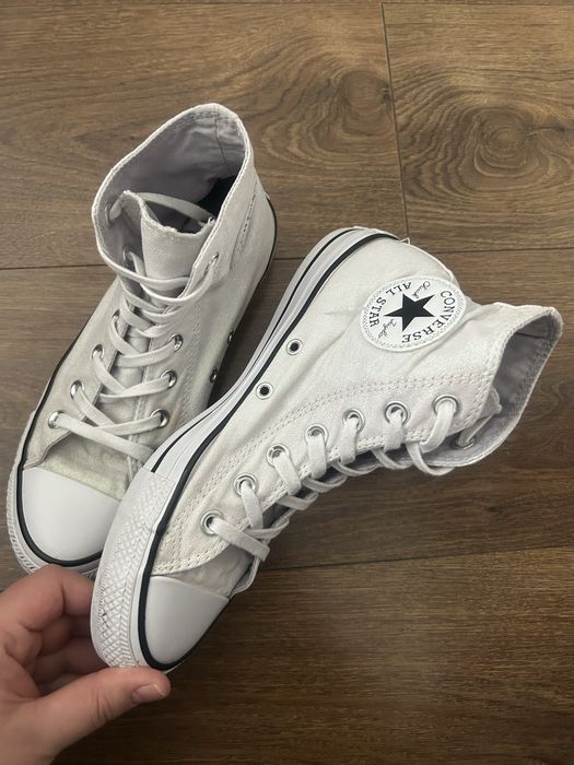 Błyszczące trampki za kostke Converse 37,5